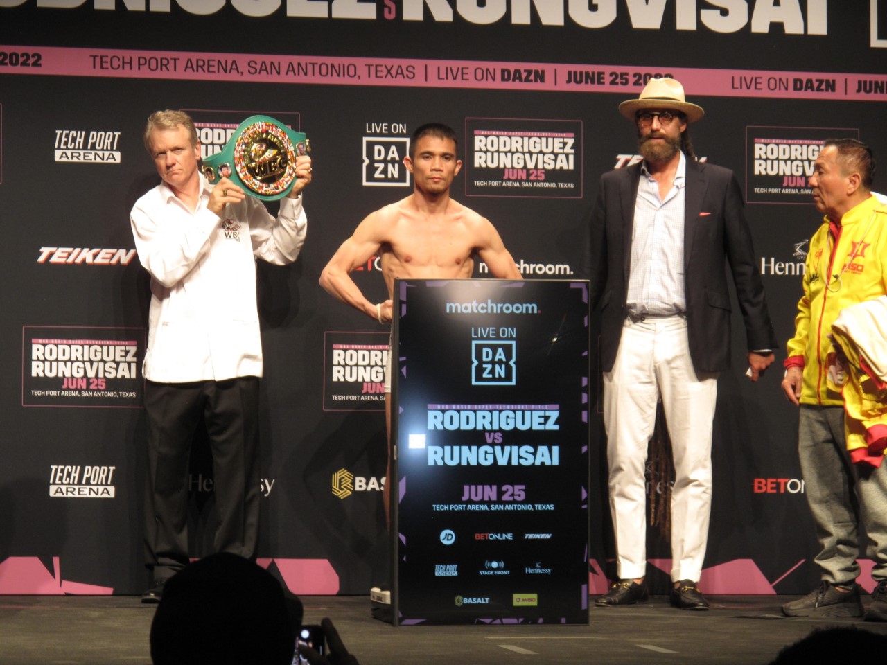 เบากว่าพิกัดทั้งคู่ 'แหลม'อยู่มุมแดงมั่นใจชนะน็อก ล่าสุดราคา'แบม'เป็นต่อ