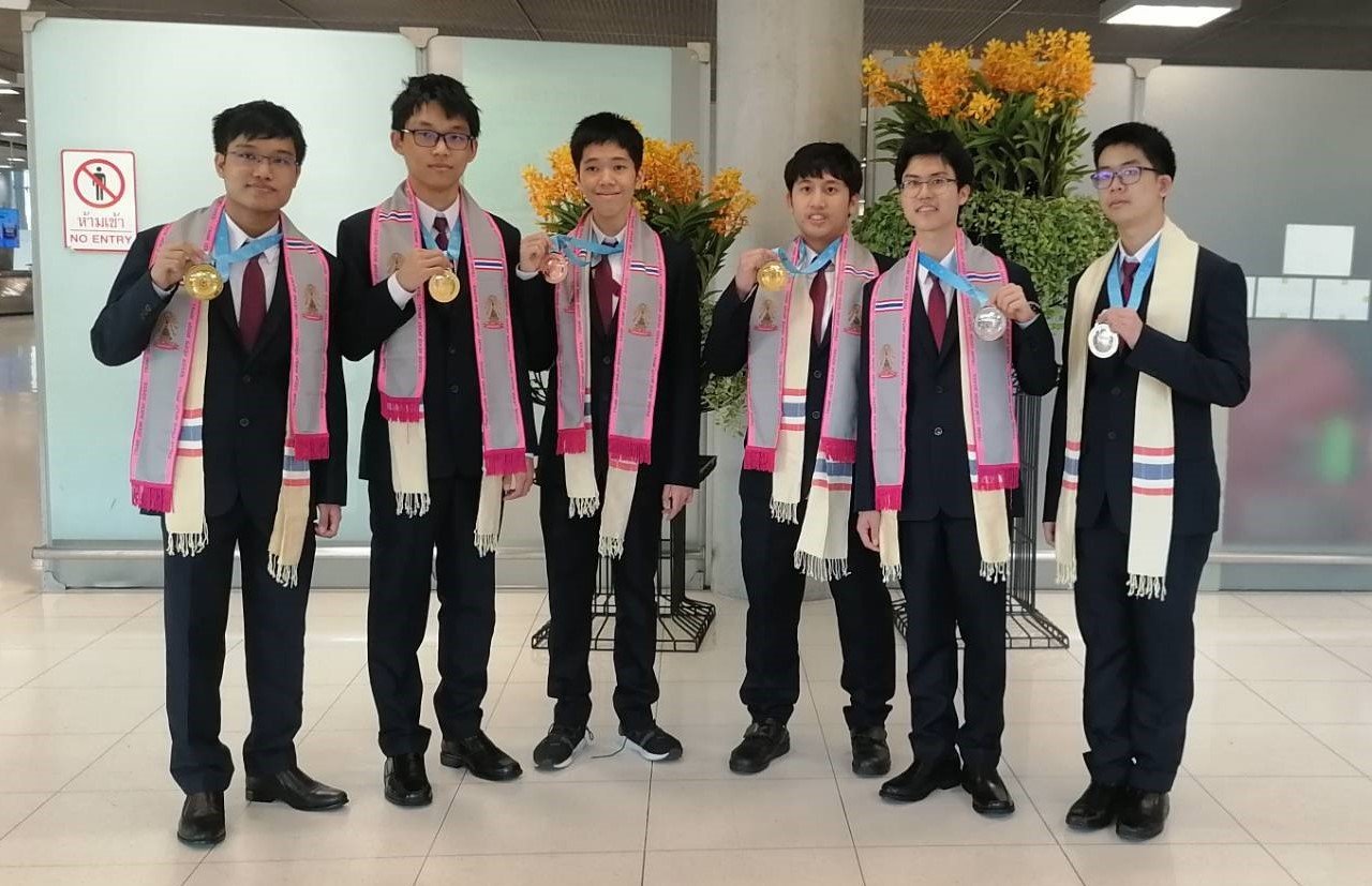 タイの子供たちが再び咆哮する104カ国からの第6回世界数学オリンピックチーム