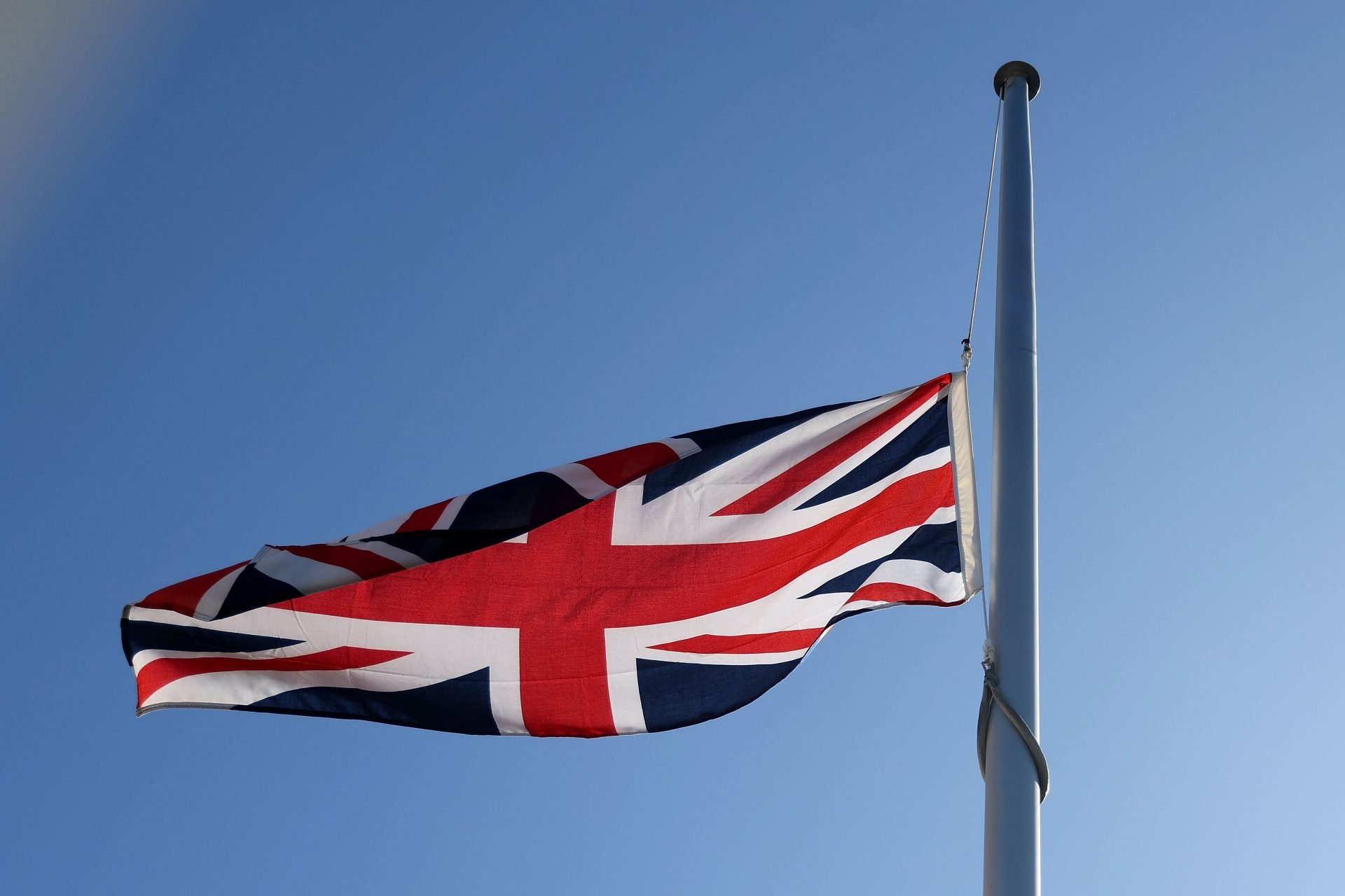 Почему приспущены флаги в великобритании. Флаг Великобритании. Приспущенный флаг Великобритании. Приспущенный флаг. Приспущенный флаг над Букингемским дворцом.