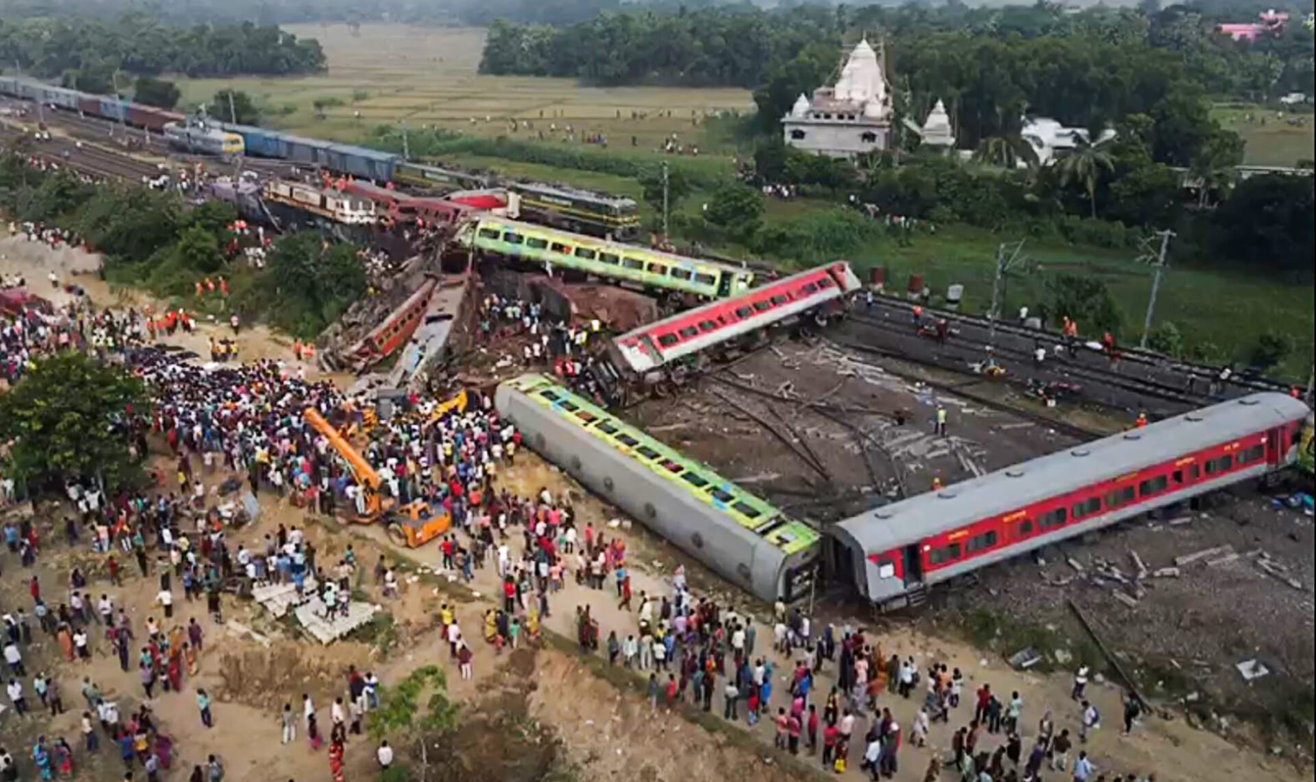 ตายเกลื่อนเกือบ 300 ราย เจ็บอีกกว่า 900 คน อุบัติเหตุรถไฟชนกันในอินเดีย