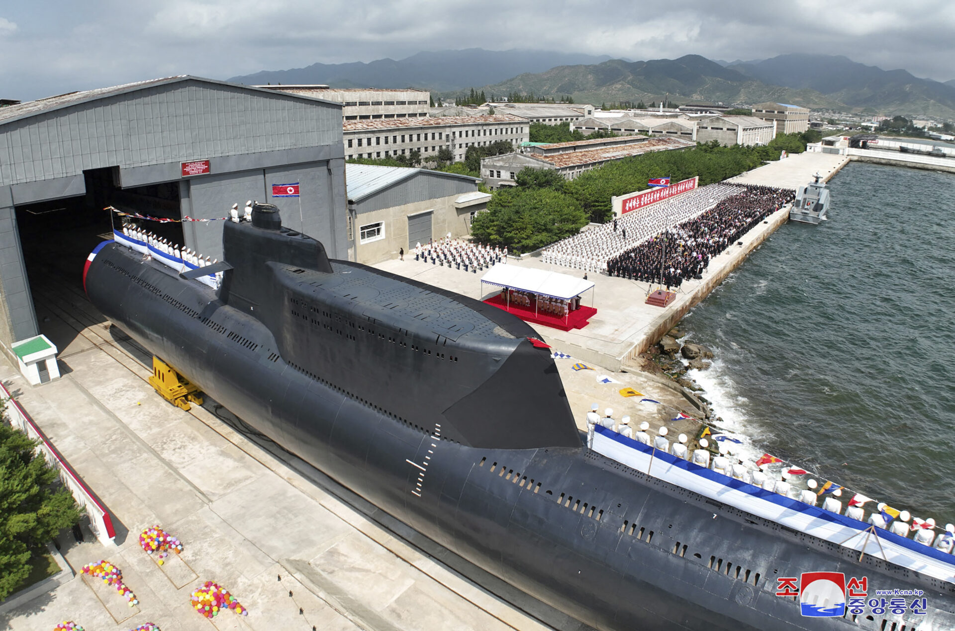 เกาหลีเหนือเปิดตัวเรือดำน้ำโจมตีนิวเคลียร์ทางยุทธวิธี