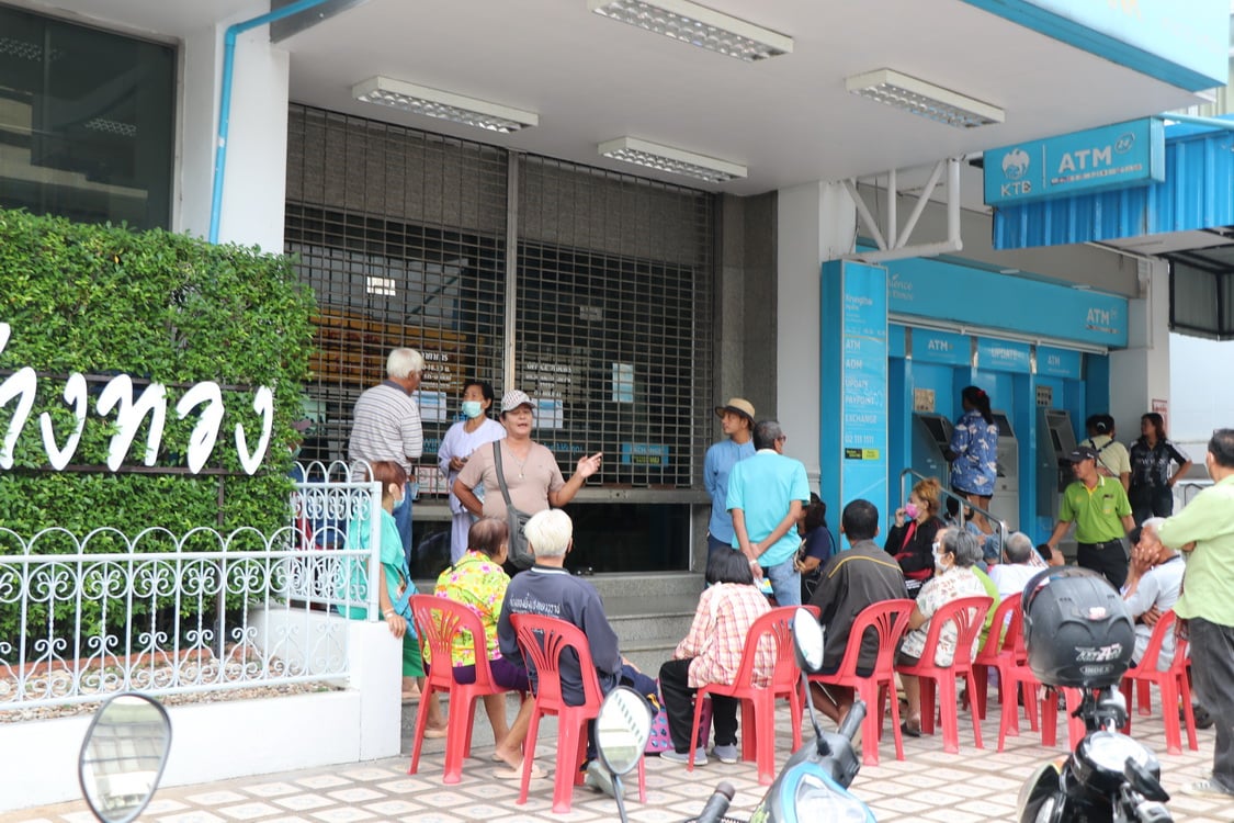 ชาวอ่างทองเฮ! เงินหมื่นเข้าบัญชีแล้ว