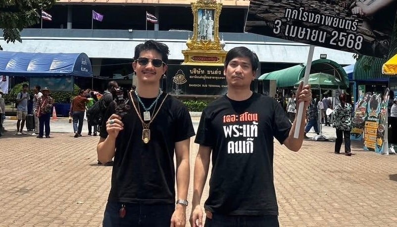 เดอะ สโตน พระแท้ คนเก๊ 2025 เอก ชายหนุ่มผู้แบกรับชะตากรรมของบิดาที่กำลังป่วยหนักไว้บนบ่า เขาไม่เคยรู้เลยว่า "พระเครื่องเก่าแก่" เพียงองค์เดียวที่นำไปประเมินราคานั้น จะไม่ใช่แค่ทางรอด…แต่มันคือกุญแจสู่อาณาจักรสีเทาที่เต็มไปด้วยเล่ห์กล ทันทีที่เซียนพระประกาศว่านี่คือ "พระสมเด็จเฮียรัตน์" พระในตำนานที่หายสาบสูญไปกว่าสามทศวรรษ มูลค่าร้อยล้านบาทก็ส่องประกายเรืองรองราวกับแสงตะเกียงที่ดึงดูดผีเสื้อ…และเหล่าเซียนพระก็คือผีเสื้อเหล่านั้น การช่วยเหลือจาก เซียนหมวย อาจนำทางเอกเข้าสู่เวทีประกวด แต่แท้จริงแล้ว เขากำลังก้าวเข้าสู่ สมรภูมิหักเหลี่ยมเฉือนคม ที่พร้อมจะกลืนกินชีวิตเขาไปพร้อมกับพระเครื่ององค์นั้น 2 1 27