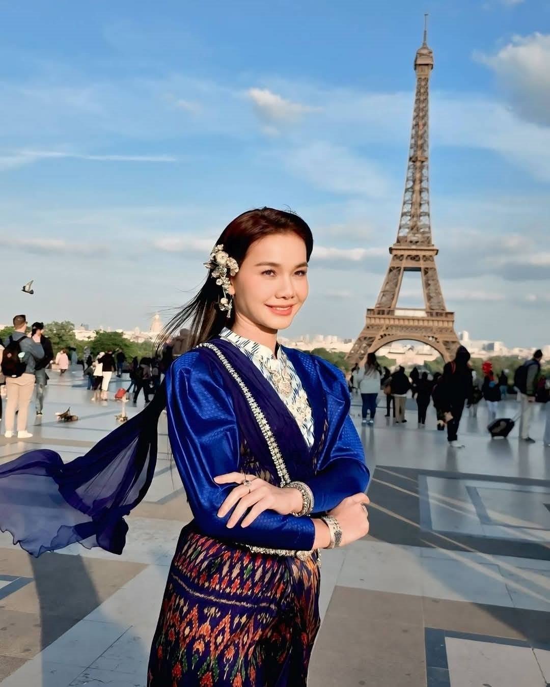 ต่าย ถ่ายรูป ชุดไทย กับ หอไอเฟล (2)