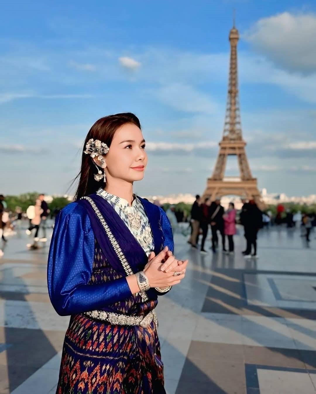 ต่าย ถ่ายรูป ชุดไทย กับ หอไอเฟล (4)