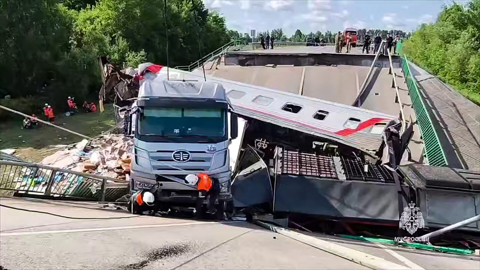 RUSSIA-ACCIDENT-TRANSPORT-RAIL