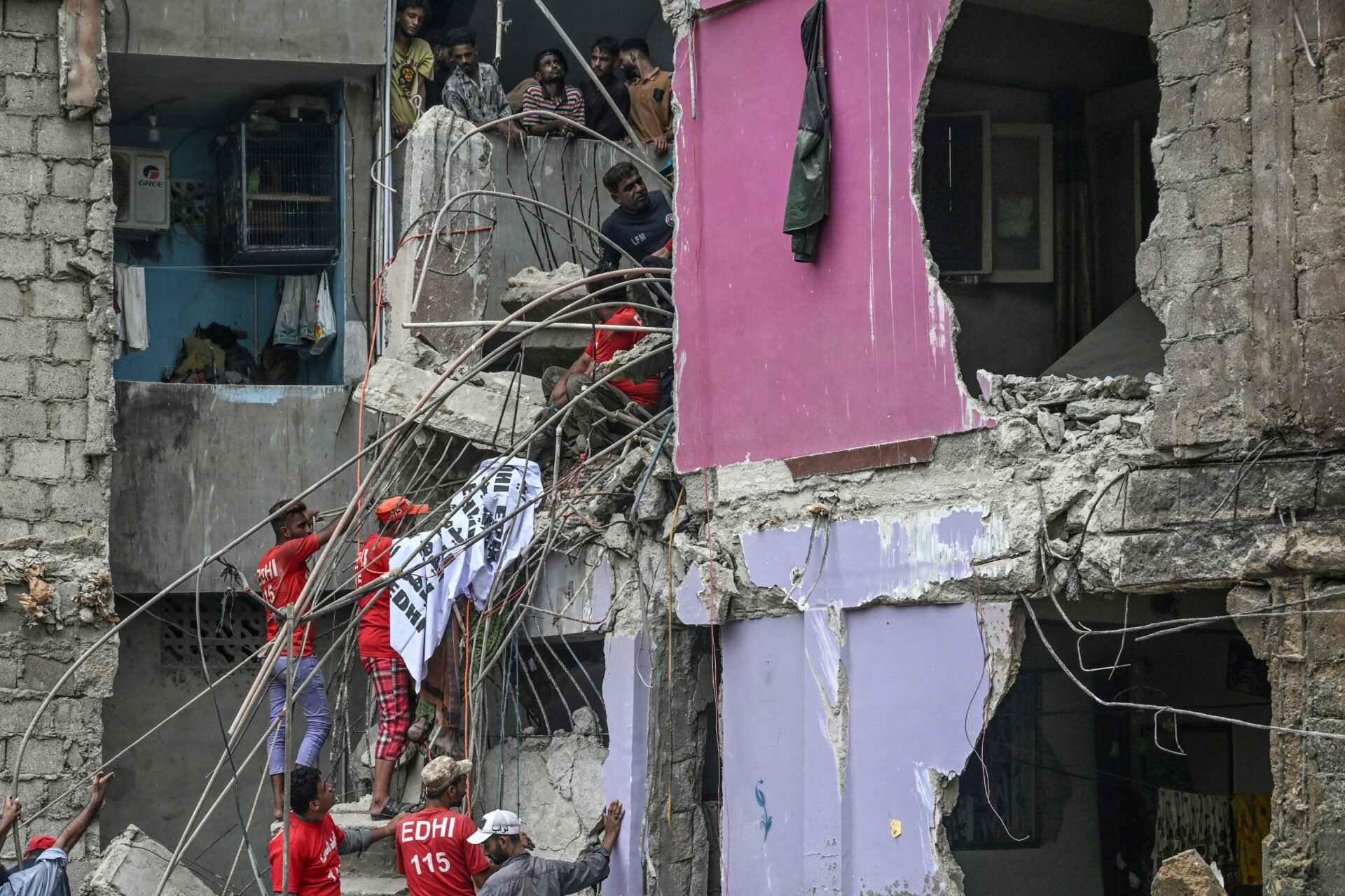 PAKISTAN-BUILDING-ACCIDENT