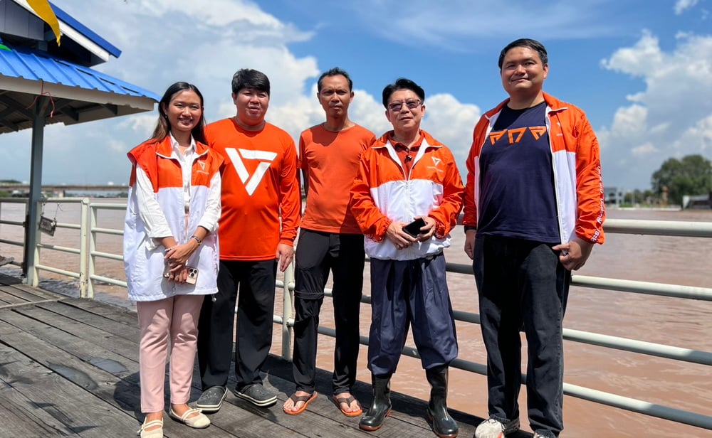 มาแล้ว! 5 สส.ปชน. ลุยน้ําท่วมปทุมธานี โวเลือกตั้งหน้าส้มยกจังหวัด