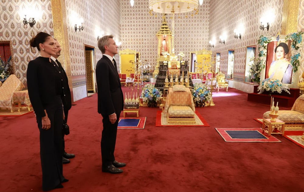 เจ้าชายเวนิสอิตาลี ทรงถวายอาลัยหน้าพระโกศพระบรมศพ สมเด็จพระพันปีหลวง