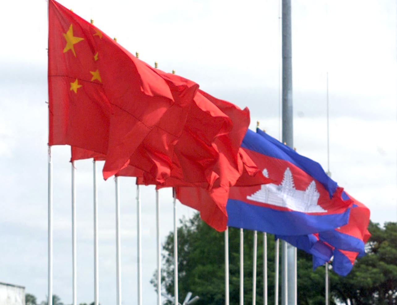 AFP__20001112__APH2000111228500__v1__HighRes__CambodiaChinaFlags