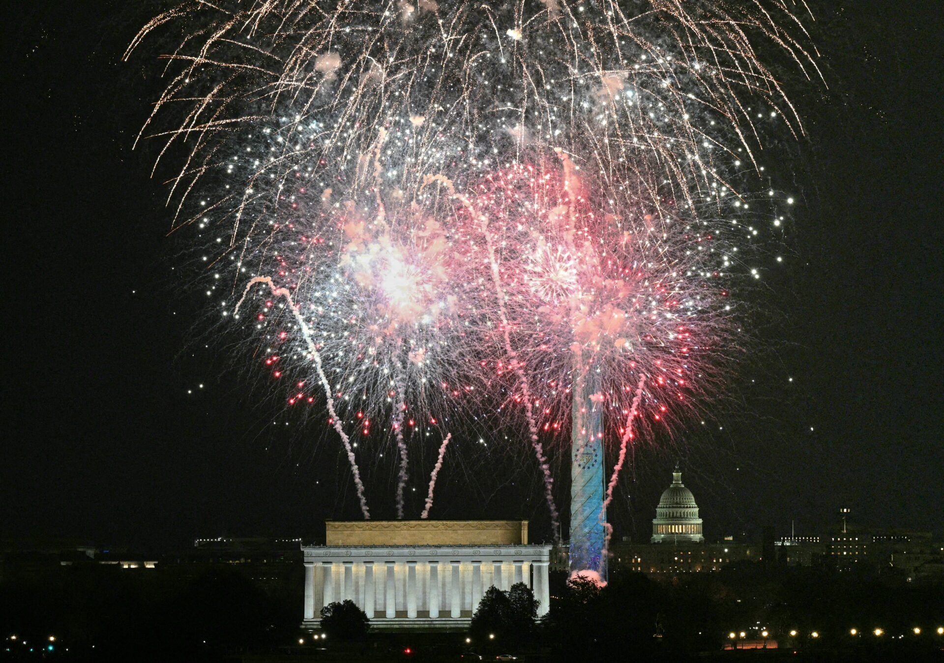 AFP__20260101__89DM9TE__v1__HighRes__WashingtonMonumentLightingNewYearSEveShow