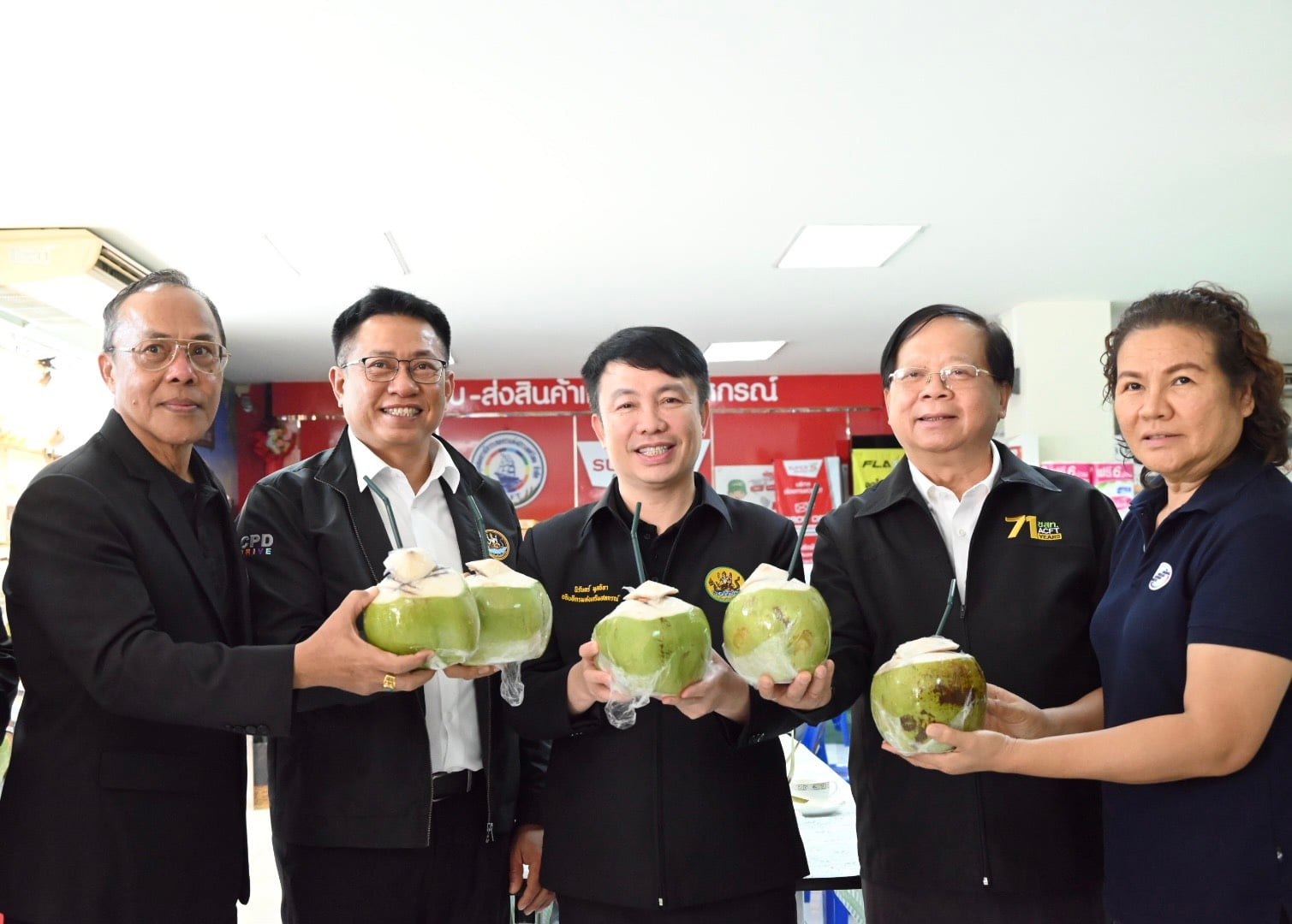 อธิบดีนิรันดร์ Kick Off คาราวานมะพร้าวน้ำหอมราชบุรีสู่คนกรุงเทพ ตั้งเป้าใช้พลังเครือข่ายสหกรณ์ช่วยกระจายผลผลิตอย่างต่อเนื่อง