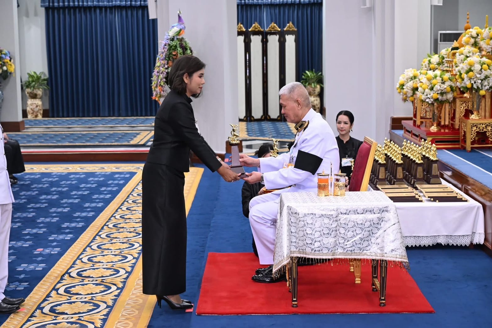 ‘ศลิลนา ภูเอี่ยม’ ผู้ดำเนินรายการห้องข่าวไทยโพสต์รับพระราชทานรางวัล ‘เทพทอง’ ในฐานะบุคคลดีเด่นด้านโทรทัศน์และสื่อออนไลน์