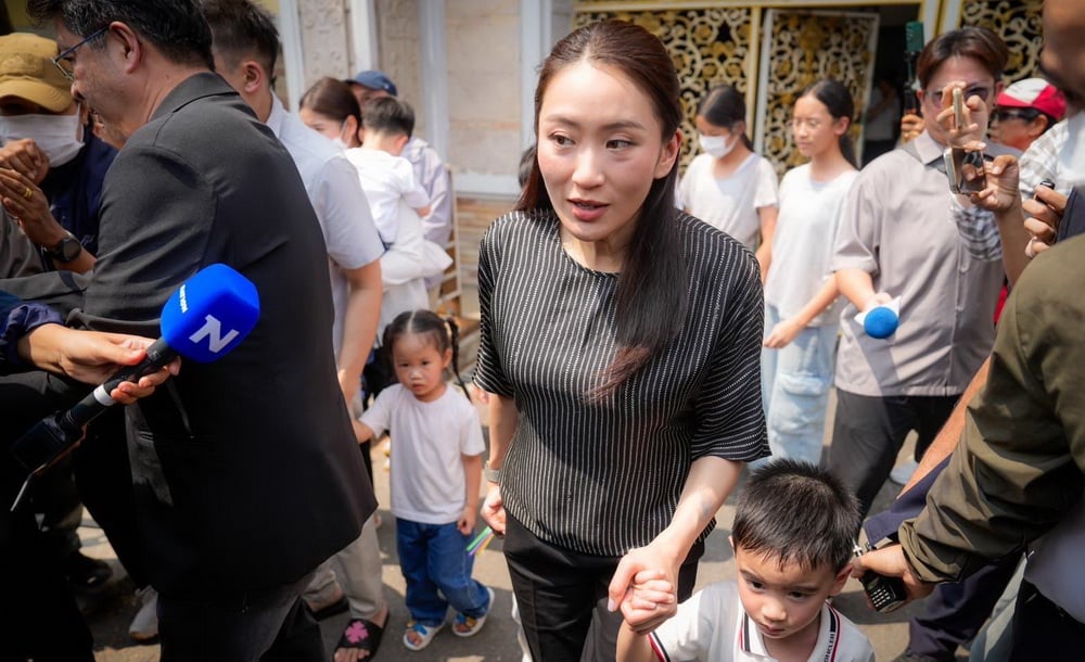 ‘อิ๊งค์’ นำครอบครัวชินวัตร-ลูกหลาน เข้าเยี่ยม ‘ทักษิณ’