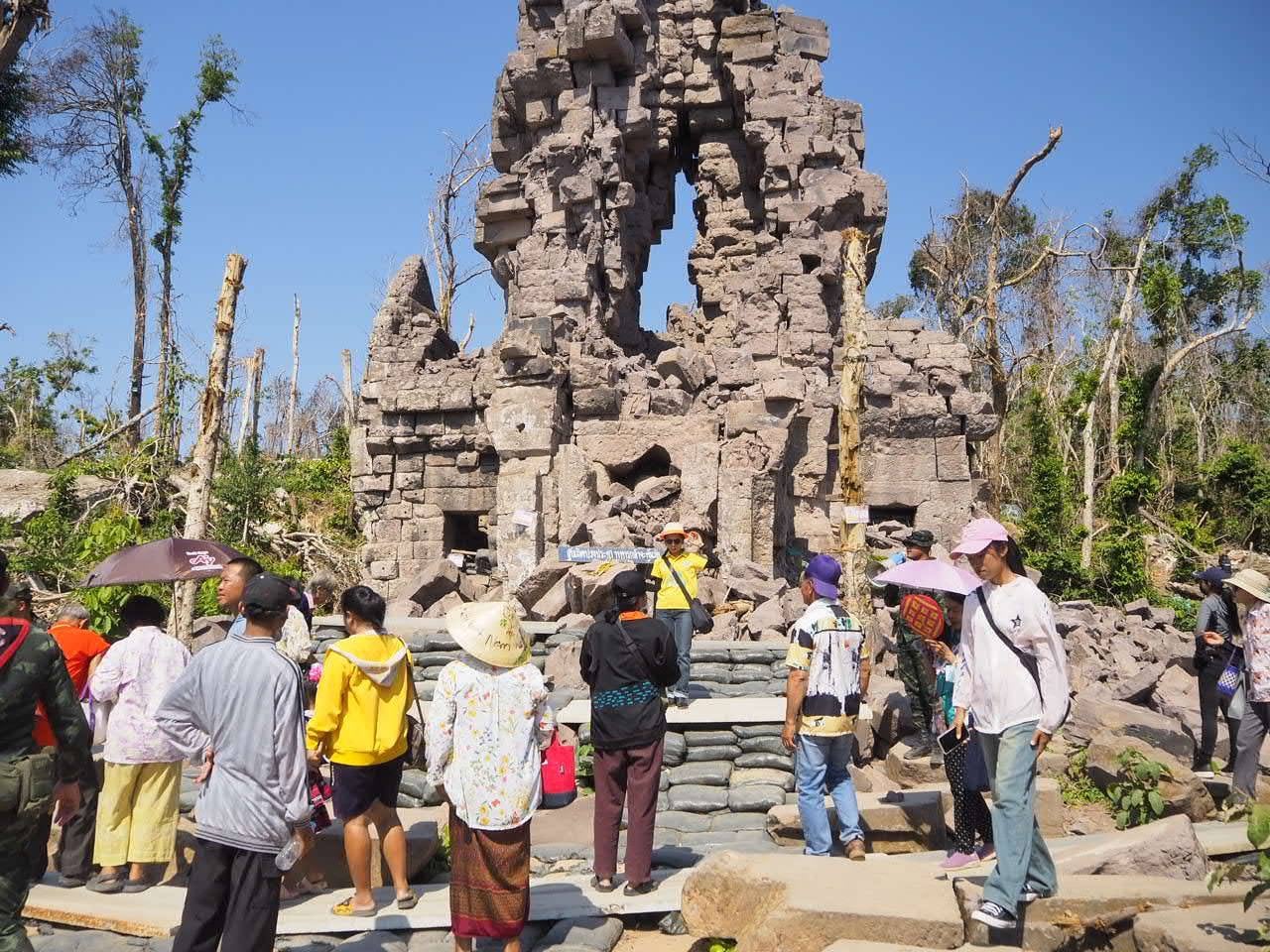 นักท่องเที่ยวแห่ชม ‘ปราสาทตาควาย-เนิน 350’ สุดคึกคักช่วงเทศกาลสงกรานต์