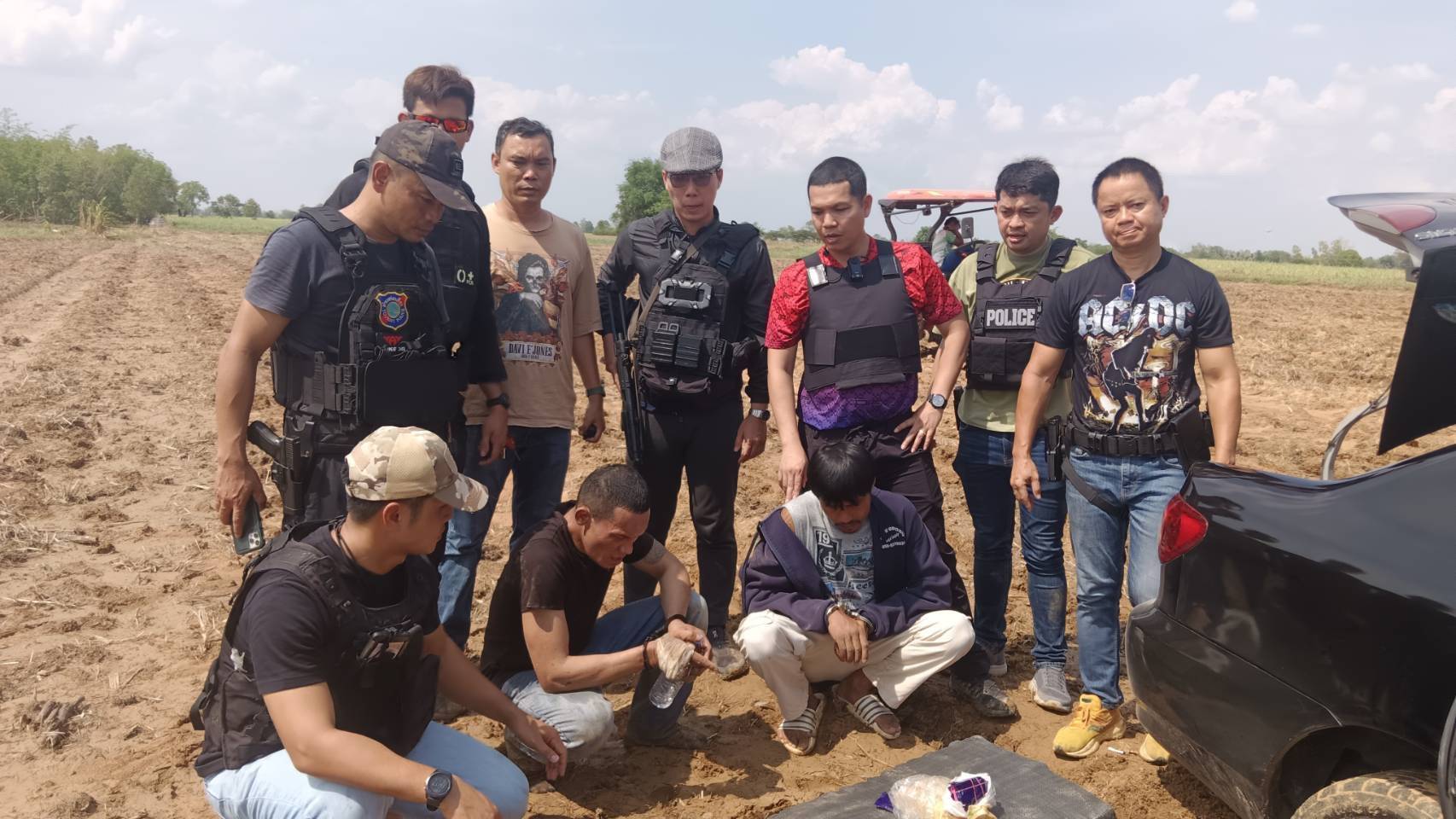 ตำรวจจับกุมคนร้ายลักลอบขนยาบ้า 1 ล้านเม็ด