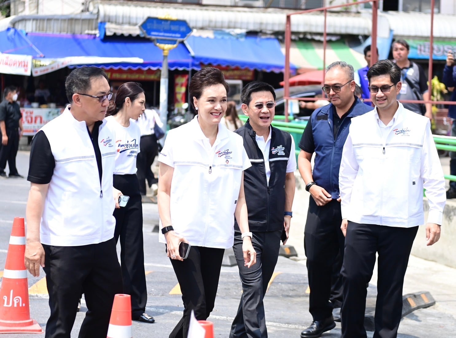 พาณิชย์ปลื้มเปิดตัว ‘ไทยช่วยไทย’ ประชาชนแห่ช้อปสินค้าสุดคึกคักกว่า 800 อำเภอทั่วไทย!