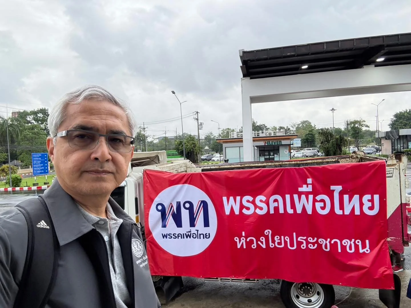 ‘ก่อแก้ว’ เดินหน้าแจก ‘ลอตเตอรี่’ คนเสื้อแดงหน้าเรือนจำ รอ ‘ทักษิณ’ พ้นคุก 11 พ.ค.