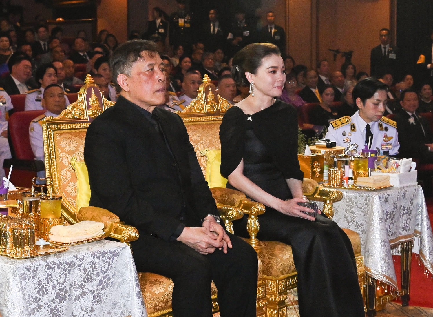ในหลวง พระราชินี ทอดพระเนตรการแสดงเฉลิมพระเกียรติฯ 4 รอบ Ede