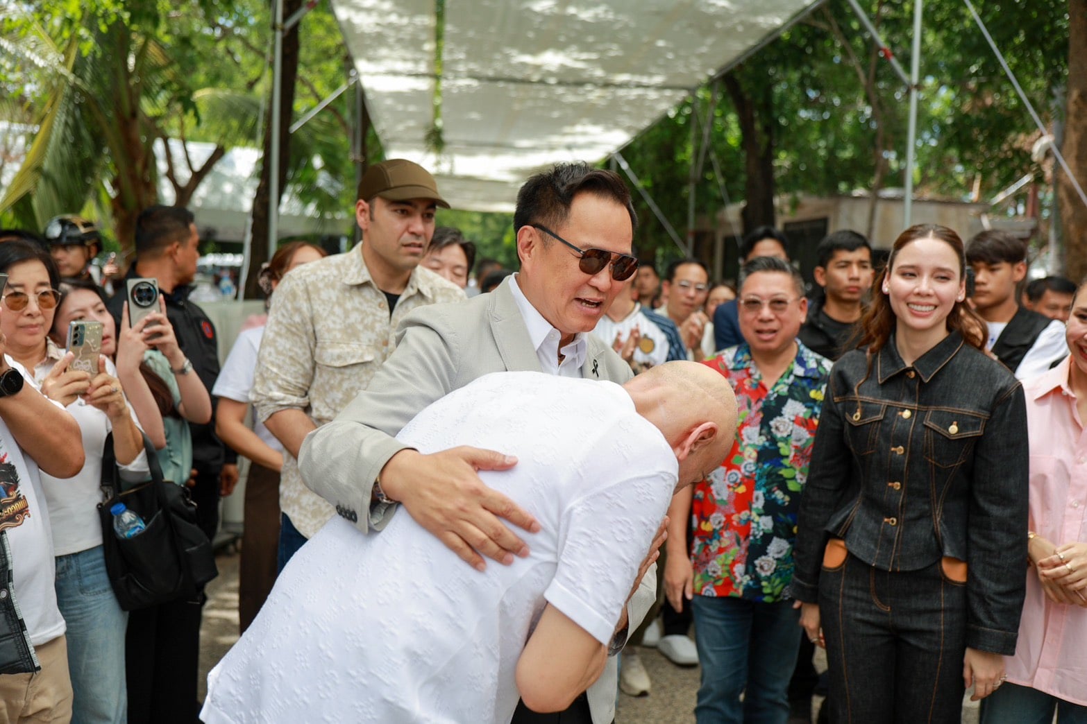 ‘อนุทิน’ ไปถึงประตูบ้าน เบิร์ทเดย์ ‘ชาดา’ ครบรอบ 65 ปี