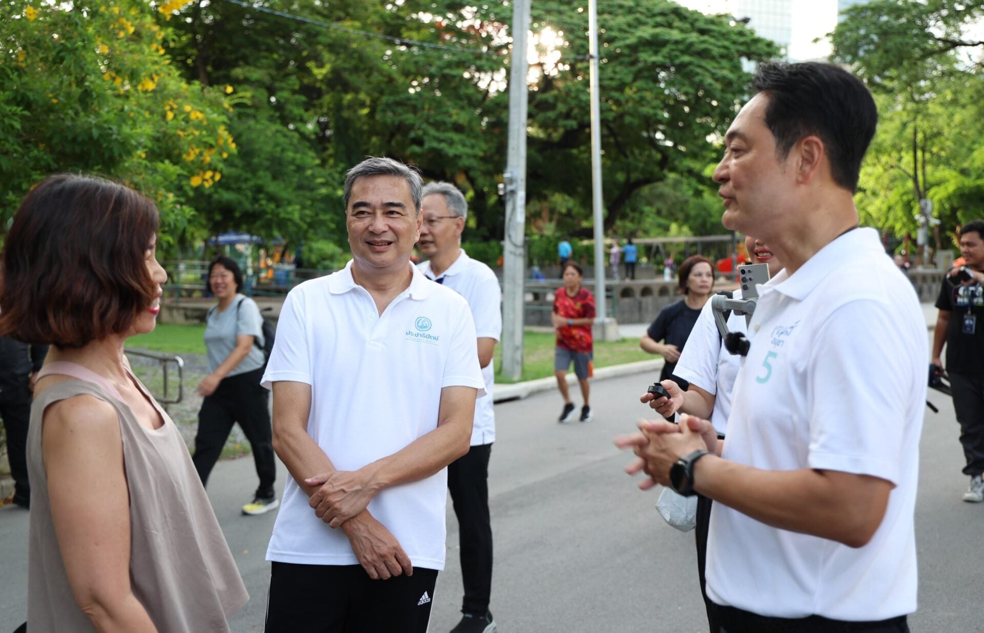 ‘อนุชา’ ควง ‘อภิสิทธิ์’ เดินสวนลุม ฟังเสียงคนบ่อนไก่ ลุยสางป
