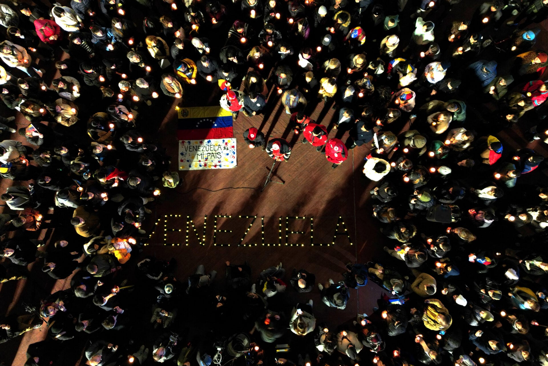 ARGENTINA-VENEZUELA-EARTHQUAKE-TRIBUTE